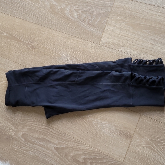 Athleta Mind Over Mat Capri Crop Legging - Picture 3 of 15